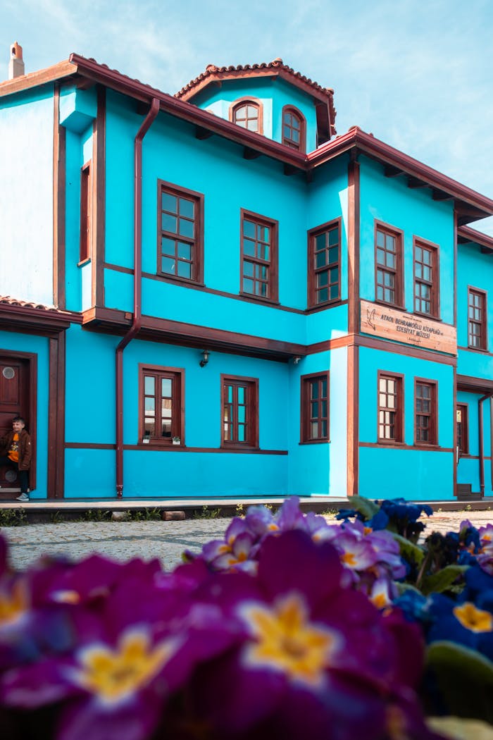 Colorful Ottoman-style building with vibrant flowers in Eskişehir, Türkiye.